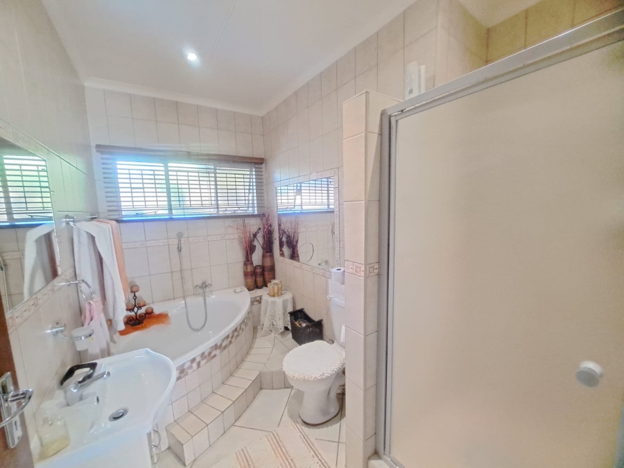 4 Bedroom Property for Sale in Safari Gardens North West